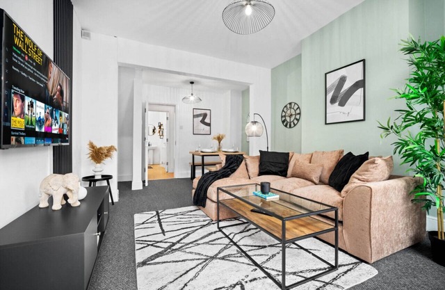 This luxury 3-bedroom house is located in Harborne, a lovely area in the heart of Birmingham