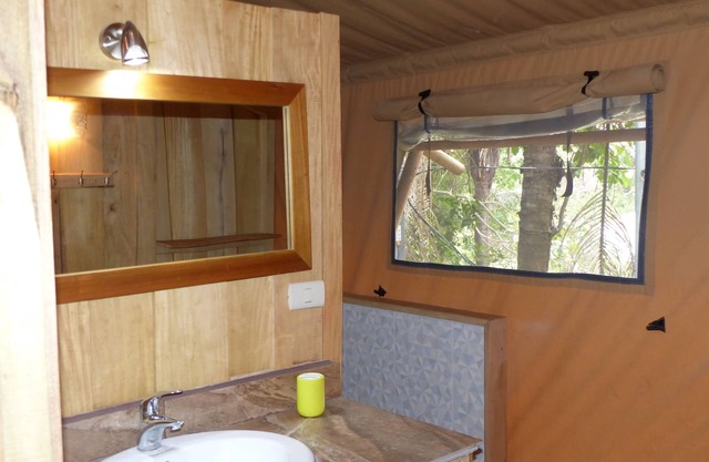 Ce lodge naturel se trouve à 6 minutes à pied de la plage. Situé à Sámara Costa R
