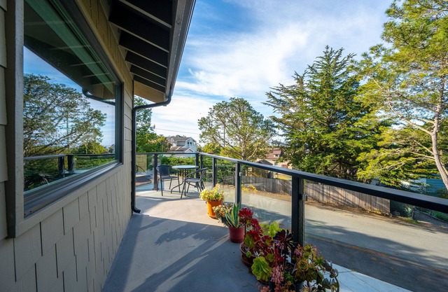 This Newly Renovated 3 bed/2 bath Rental is the Perfect, Lodge Hill Retreat!
