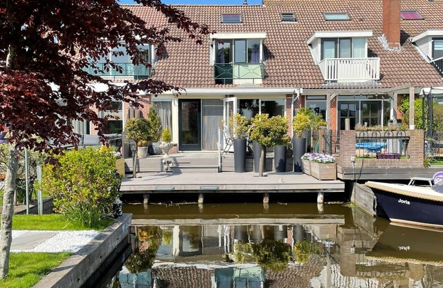 This property is a true prime location in the Green Heart with waterfront terrace