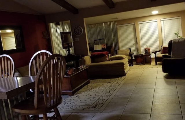 4 chambres à coucher, cuisine, salle à manger, 2 salles de bain maison avec grand lac et accès en bateau