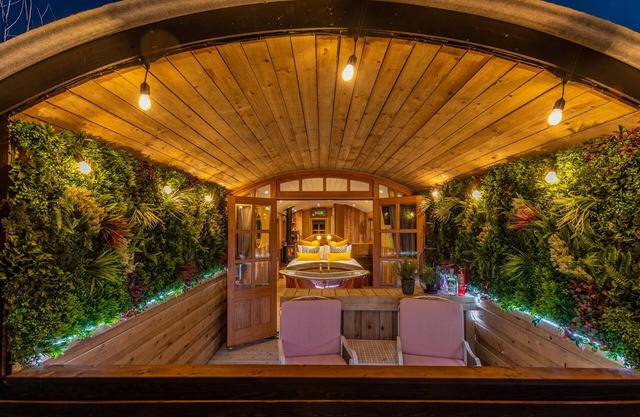 Cette cabane de berger est le refuge ultime pour les couples avec sa baignoire en cuivre à toit rabattable