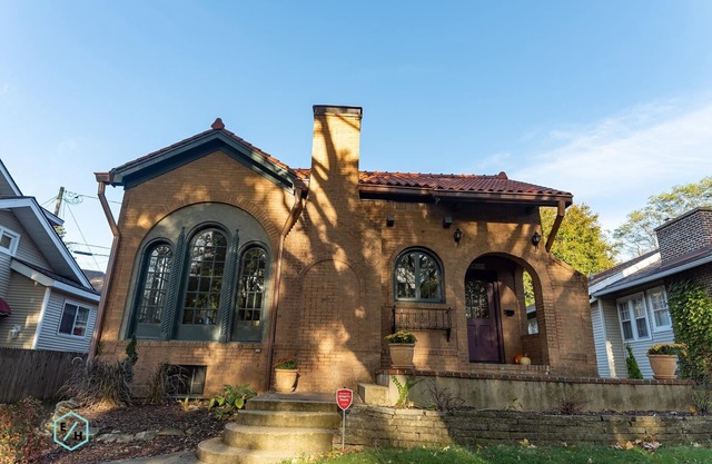 Cette maison de style espagnol est située dans le quartier historique d’Edgewater.