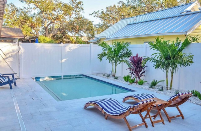 This townhouse is a 2 bedroom(s), 1 bathrooms, located in Gulfport, FL.