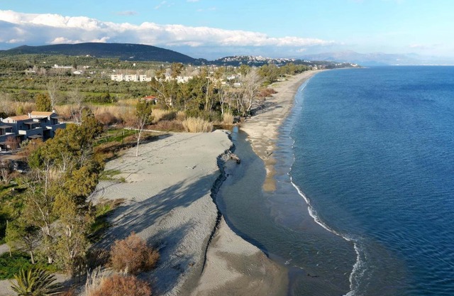 This traditional Villa is situated near the marvelous golden sands of Mavrovouni