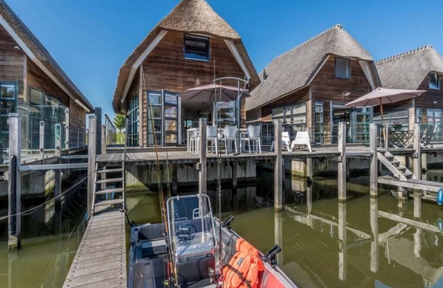 Cette villa sur l'eau est lumineuse et équipée avec goût, et avec quatre chambres, il y de la place
