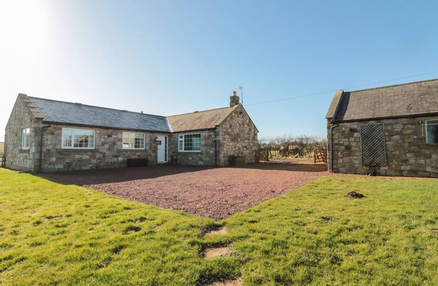 THISTLEYHAUGH COTTAGE, family friendly in Longframlington