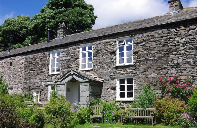 THOMAS GROVE HOUSE, pet friendly, with open fire in Ullswater