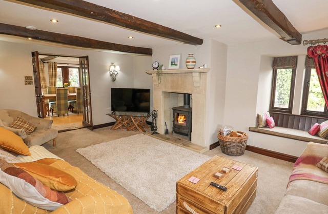 THORNCLIFFE LANE GUEST HOUSE, pet friendly, with open fire in Emley