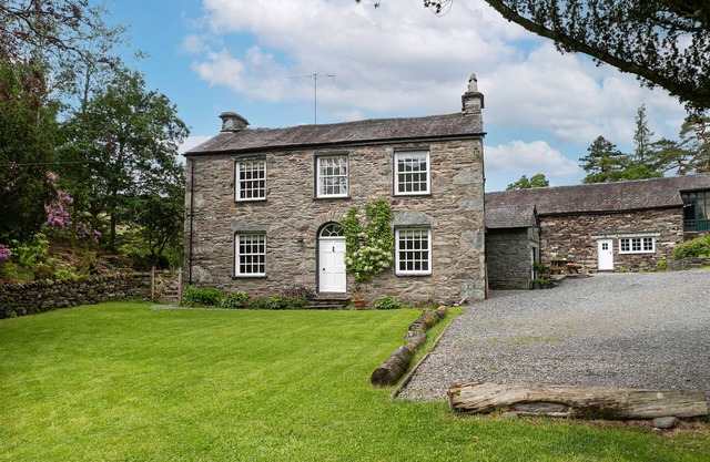 THORNEY HOW, pet friendly, character holiday cottage in Grasmere