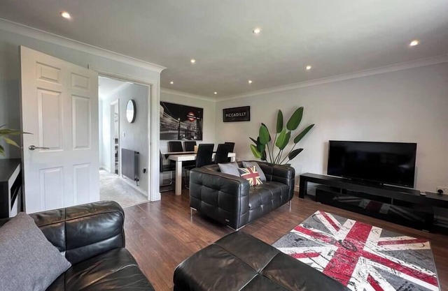 3 Bedroom Modern Townhouse with Garden