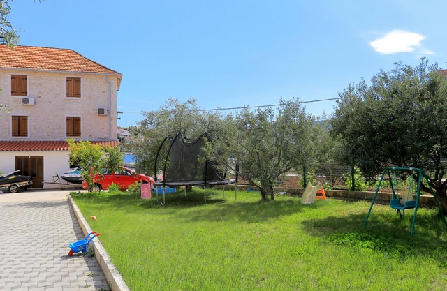 Appartement de trois chambres avec la terrasse et la vue sur le mer Seget Vranjica, Trogir (A-17989-a)