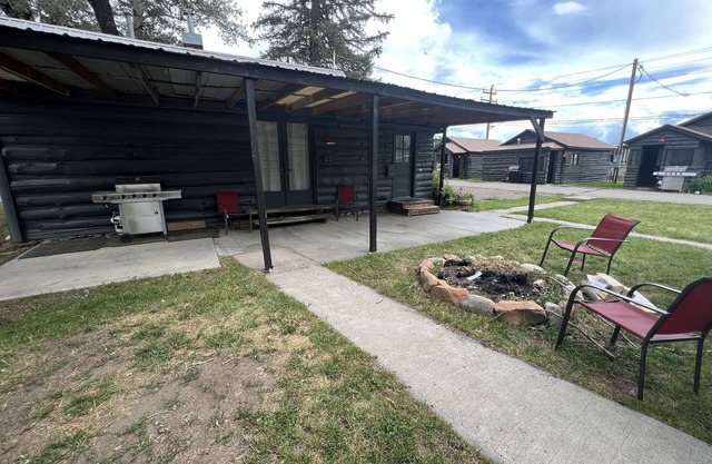 Three Bedroom Cabin with Full Kitchen