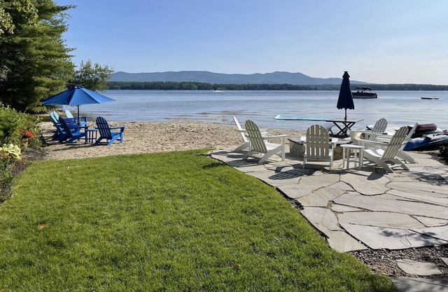80 pieds de front de mer w / plage de sable. Deux gîtes privés sur le lac Winniepsauke