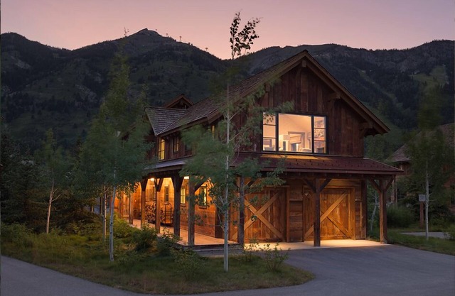 Maison de trois chambres à coucher avec plafonds voûtés, foyer extérieur et vue sur Jackson Hole Mountain Resort.