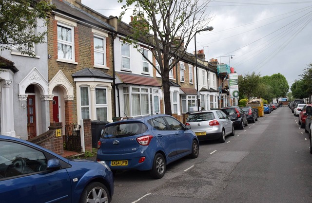 Three Bedroom House, 2 Bathrooms, Garden, 10 Minutes Station