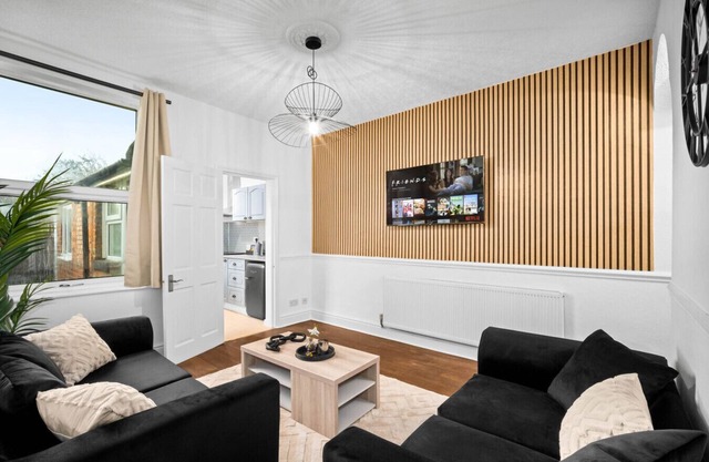 Three Bedroom House - 6 Guests - Garden - Parking