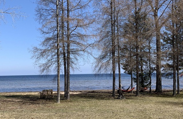 Maison de trois chambres sur 10 acres avec 350 pi. Plage de sable sur le lac Michigan.