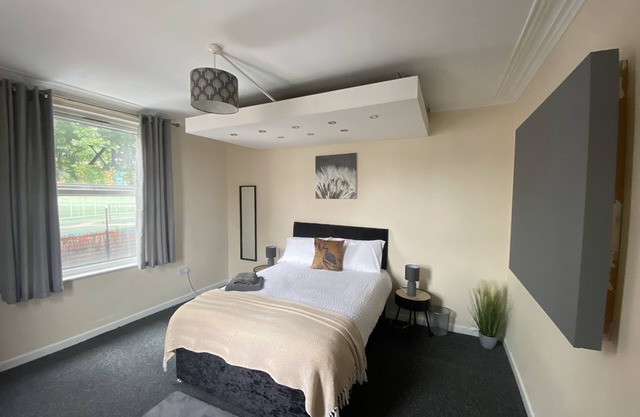 Three bedroom modern apartment within a stones throw from the city centre