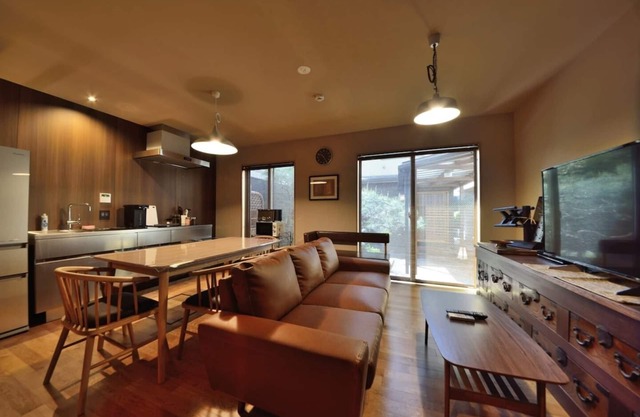 Kyoto / Nishijin area Une annexe d'une maison de ville de luxe rénovée de façon moderne