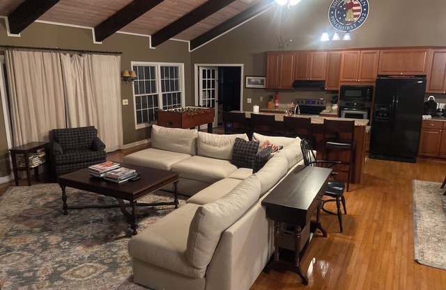 3400 Sq. Ft., New Kitchen, 4 BR, 4 BA, Capacité 12+ lits