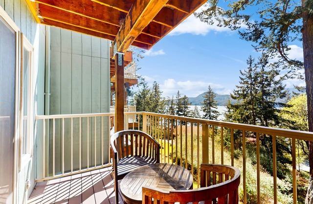 Three ocean/mountain view condos with balconies, near Moran State Park