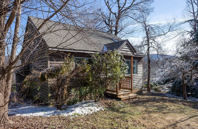 Three Ridges Cabin--kitchen, fireplace, jacuzzi