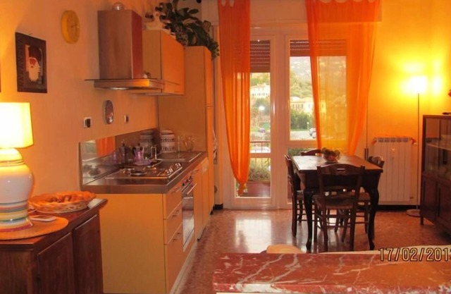 Appartement de trois pièces avec balcon, large vue sur les collines, proche du centre et de la mer