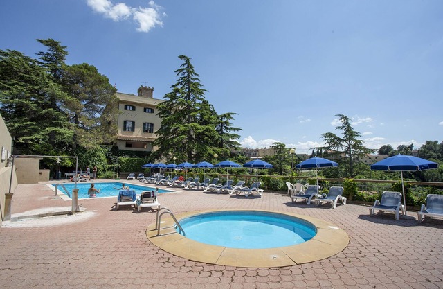 Appartement de trois pièces dans Villa avec piscine, à 10 km de la mer