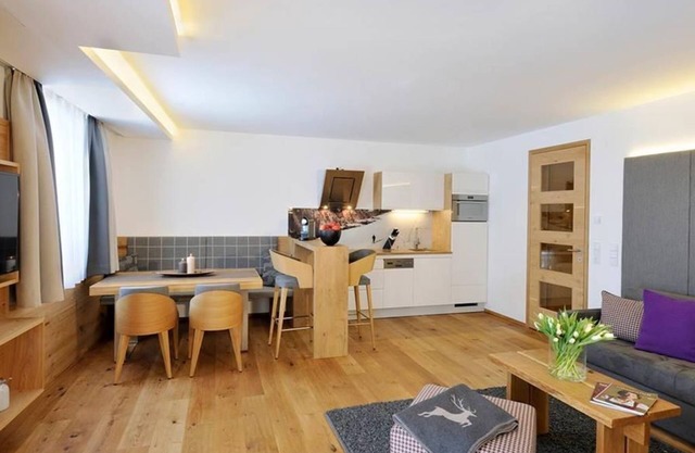 Sunnsait Apartments - Three - Six