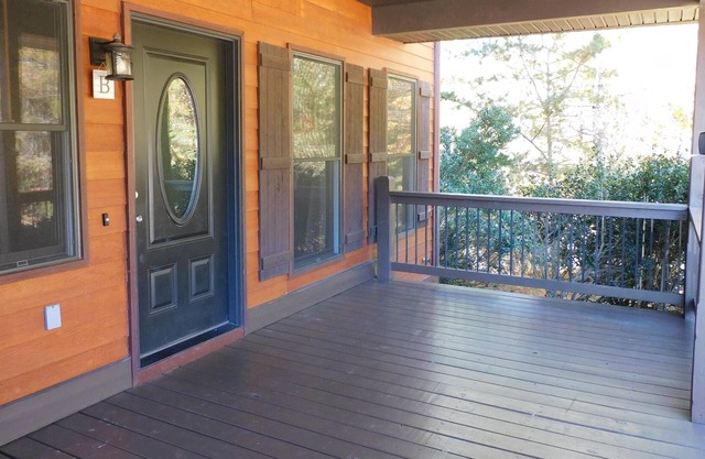 Three Stories in Innsbruck w/ hottub and large rec room.