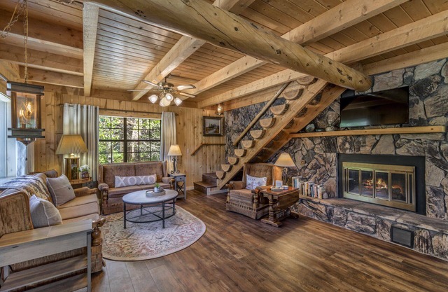 Three-Story Home -1/8 of a mile of Fishing the Rio Grande River