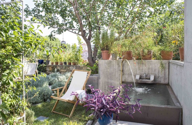 Villa de trois étages avec vue sur la mer et un jardin isolé avec un jacuzzi d'eau froide