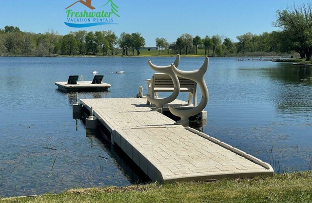 Three Swans Lakehouse:Wake Up to Birdsongs & Blooming Beauty at the Lakehouse