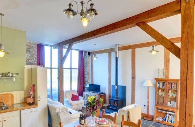 Conversion de grange du 17ème siècle conservant une grande partie de son caractère original. Espace de vie ouvert avec l