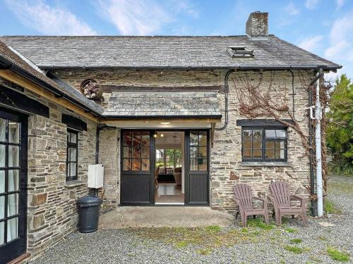 Threshing Barn, Nr Barnstaple with outdoor seasonal pool, free wifi and on-site parking