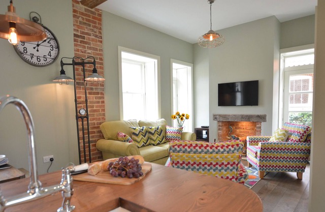 THYMBLETHORPE, BLYTHVIEW, pet friendly, with pool in Southwold