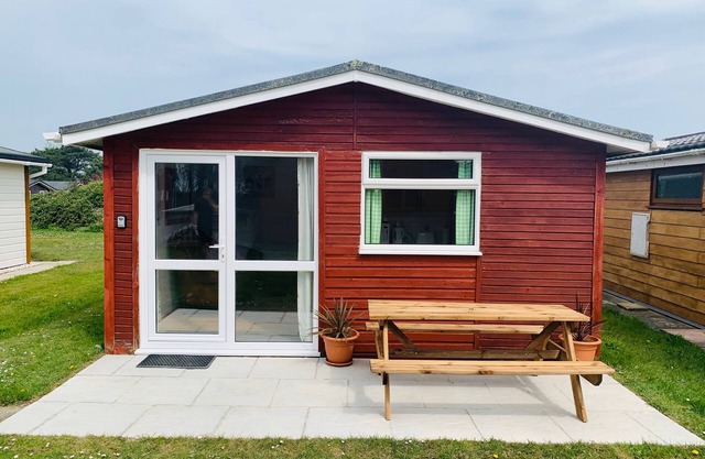 TIDE'S REACH, family friendly with garden views in St Merryn