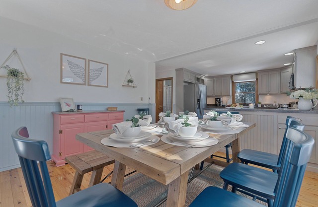 "High Tide" at Ferry Beach - a 4 Bed/3 Bath Spacious Retreat for 13!