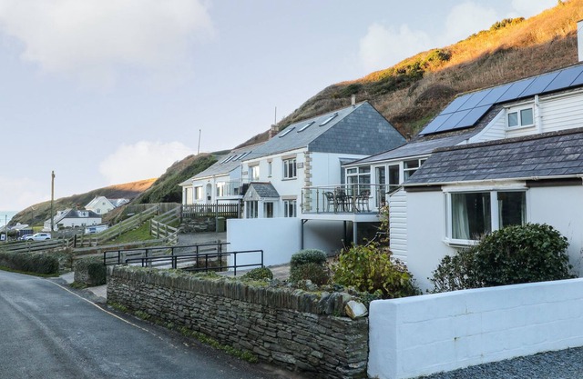 TIDES REACH, pet friendly, country holiday cottage in Tintagel