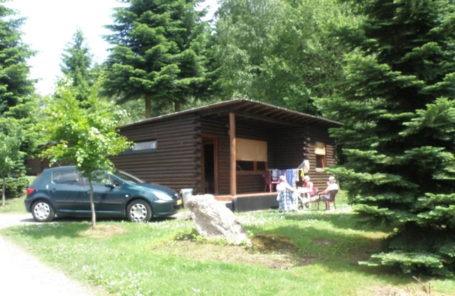 Joli chalet en bois meublé, situé près de la forêt