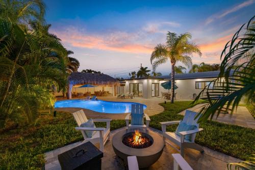 Tiki Hut Paradise Mins to Beach w Fire Pit