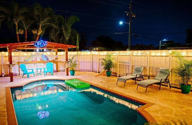 Tiki Hut / Pool 4 BR Coastal Cottage - vacances de rêve