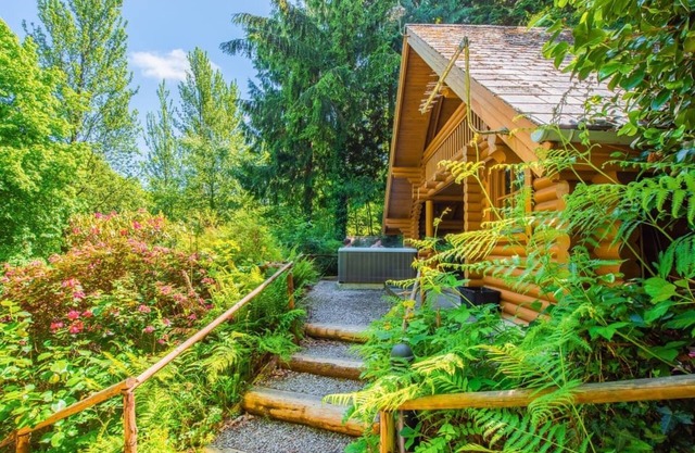 Timber lodge set by the lake with one double and one twin.