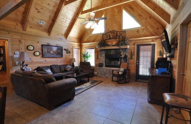 Luxueuse maison en bois rond; 3 chambres; 2 salles de bain. 1 mile de Legends of Golf