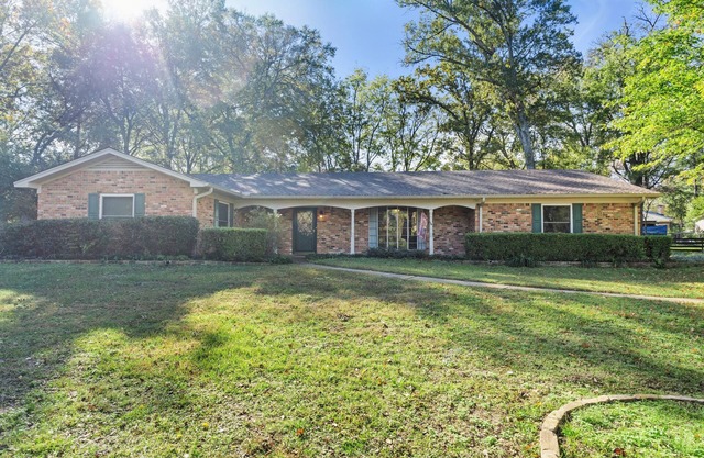 Timber View Retreat-Large 4 BR close to shopping & restaurants in NE Longview
