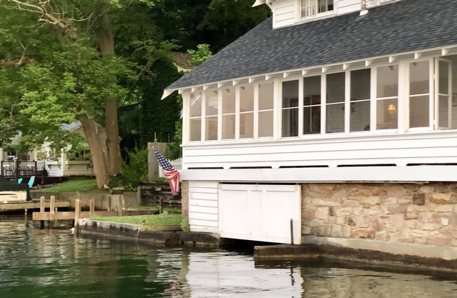 Maison intemporelle de 4 chambres au bord du lac avec une vue magnifique