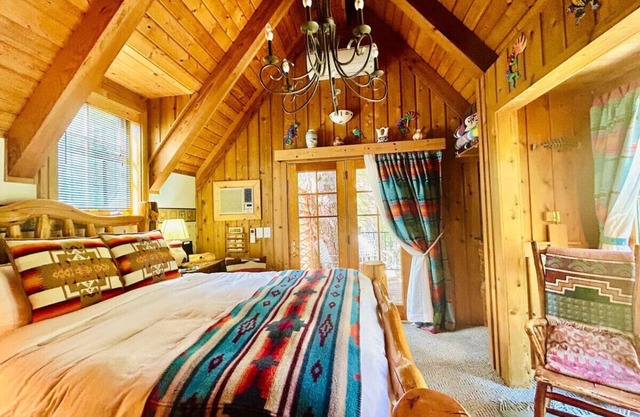 TimpCreek Cottage on the Stream Sundance, Utah Walk to ski lift Hot tub Grill & picnic table