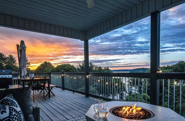 ☀️Tims Ford Bliss☀️ amazing Lakefront views, private Dock, Beach, Firepit, Fun!!