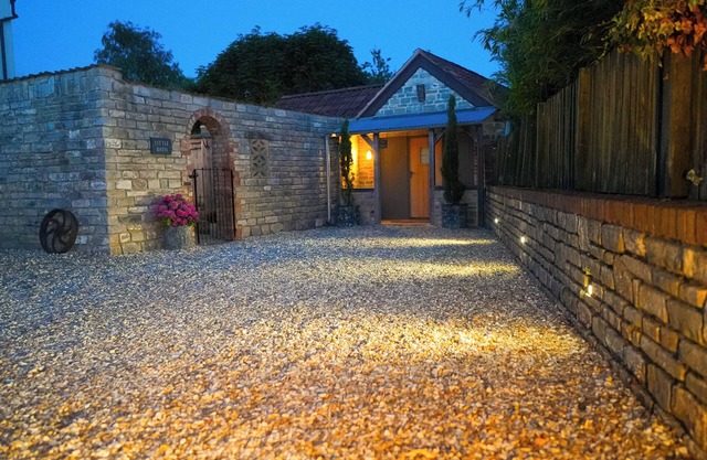 TIN BATH, pet friendly, character holiday cottage in Langport